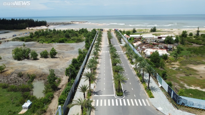 Bà Nguyễn Thị Trúc Linh - Khách hàng mua dự án Venezia Beach - cho biết, ngày 22/08/2022, bà và Công ty Cổ phần Thương mại và Dịch vụ Danh Việt ký Hợp đồng đặt cọc để đảm bảo việc ký kết Hợp đồng mua bán nhà Phân khu The Venice tại Dự án Khu du lịch sinh thái biển cao cấp Lạc Việt.