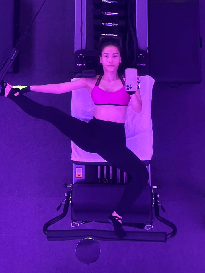 Vẻ đẹp dẻo dai, khỏe mạnh khiến Thu Minh trông trẻ hơn rất nhiều so với độ tuổi thực. Cũng nhờ tập luyện thường xuyên, trên sân khấu Thu Minh luôn cháy hết mình trong từng tiết mục.