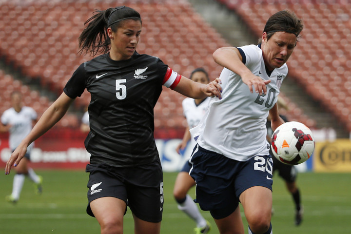 Đội tuyển nữ New Zealand (áo đen) có phong độ không tốt trước World Cup 2023.