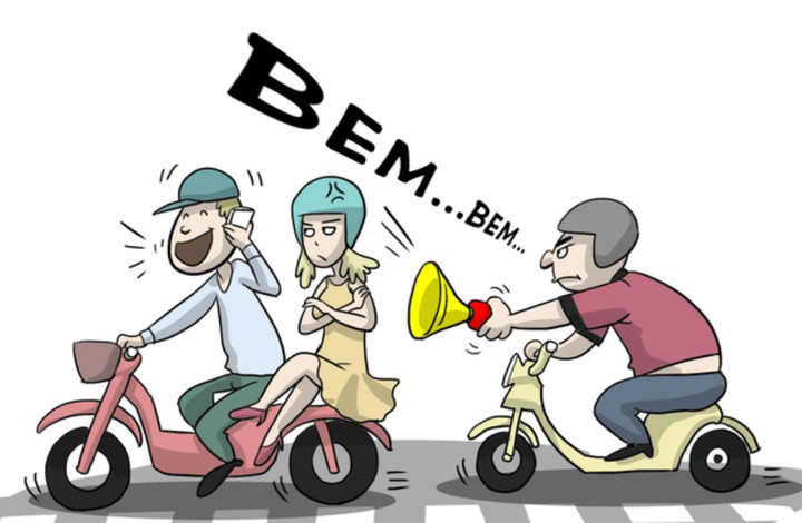 Hành vi vừa chạy xe máy, vừa nghe điện thoại là cực kỳ nguy hiểm. (Ảnh minh họa)