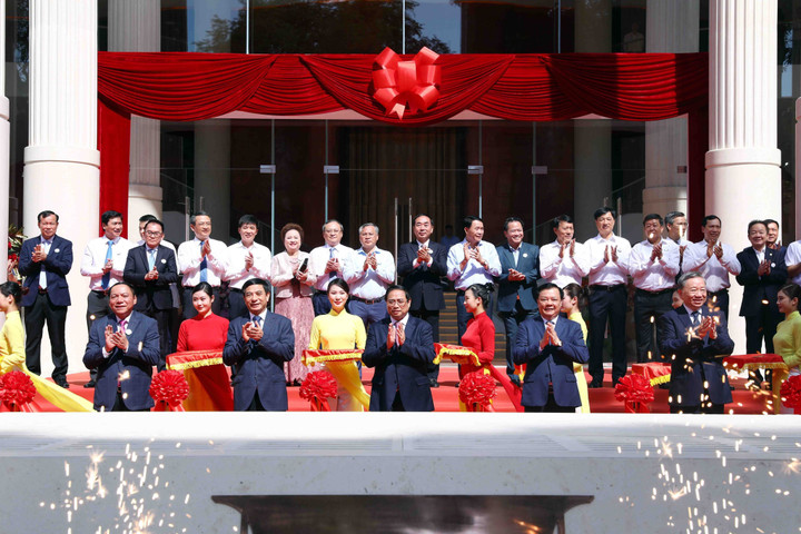 Thủ tướng Phạm Minh Chính và các đại biểu cắt băng khánh thành.