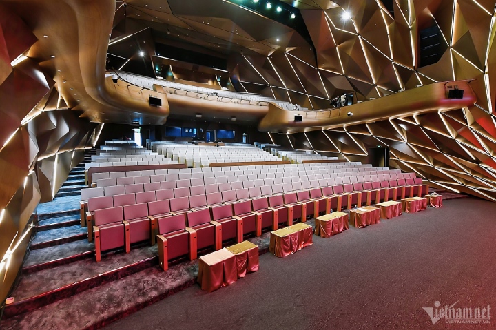 Ánh sáng của Nhà hát Hồ Gươm mang phong cách tự nhiên, đáp ứng được đa dạng các loại hình nghệ thuật khác nhau với các không gian biểu diễn đặc trưng riêng biệt như: Ánh sáng để chiếu vào sân khấu, ánh sáng để theo dõi các diễn viên, ánh sáng để tạo nên các khung cảnh nghệ thuật.