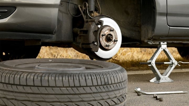 Xe bị nổ lốp thường làm tài xế giật mình và mất kiểm soát. (Ảnh minh họa)