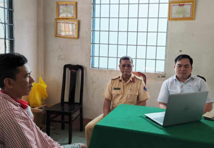 Công an làm việc với Lê Văn Khởi (bìa trái).