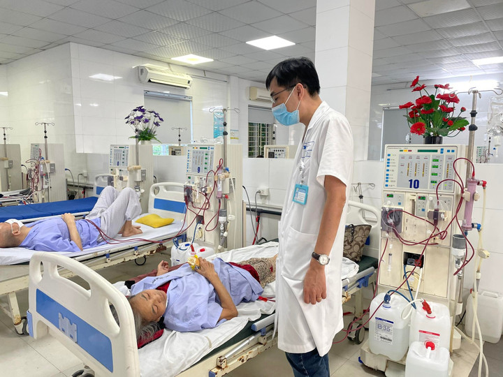 ThS BS Nguyễn Đăng Quốc thăm hỏi sức khoẻ bà Luận.