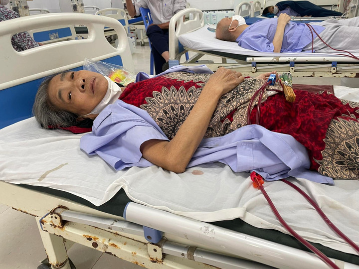 Bà Trần Thị Luận đang chạy thận theo chu kỳ tại Bệnh viện Thanh Nhàn.