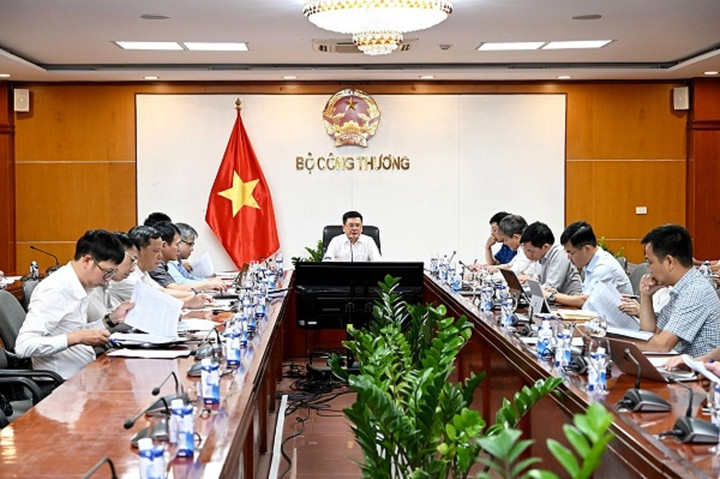 Bộ trưởng Công Thương Nguyễn Hồng Diên chủ trì cuộc họp.