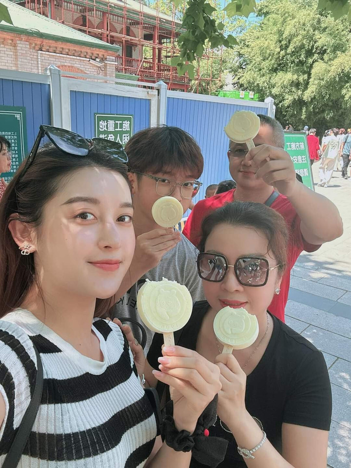 Á hậu Huyền My cùng gia đình đi du lịch.