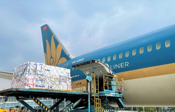 Vietnam Airlines đã vận chuyển gần 90 tấn vải quả tươi xuất khẩu.