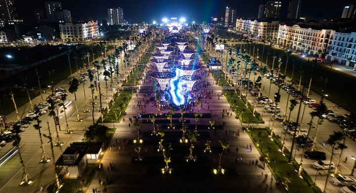 Trục cảnh quan lễ hội TP Sầm Sơn lung linh trong đêm.