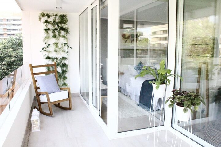 Nên hạn chế để đồ đạc ngoài ban công, nên thường xuyên dọn dẹp để ban công luôn thoáng mát, sạch sẽ.