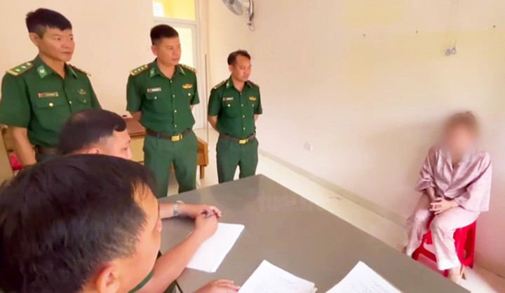 Lực lượng chức năng thẩm vấn 1 bị can trong đường dây.