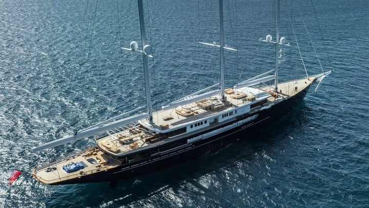 Siêu du thuyền dài 127 m có tên Koru trị giá gần 500 triệu USD của nhà sáng lập Amazon đã được ra mắt vào tháng 5 vừa qua. (Ảnh: Guy Fleury)
