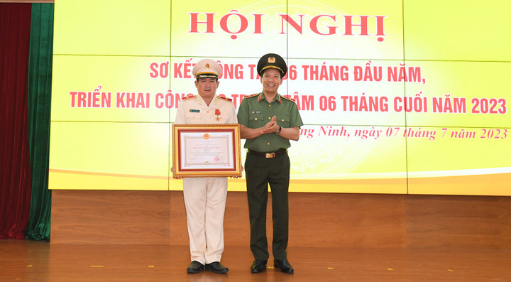 Thứ trưởng Lê Văn Tuyến trao Huân chương Chiến công hạng Nhất cho Thiếu tướng Đinh Văn Nơi, Giám đốc Công an tỉnh Quảng Ninh.