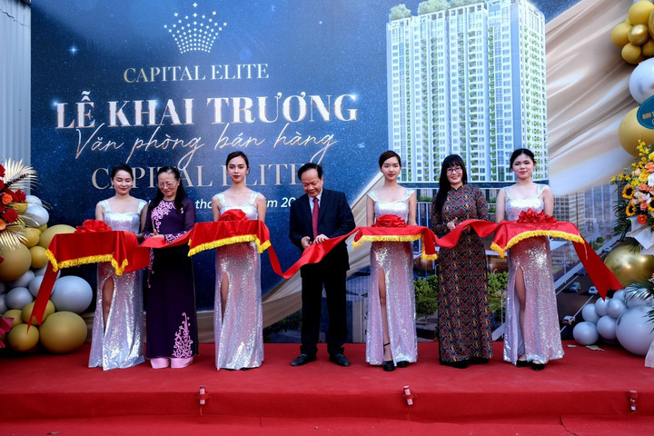 Nghi thức cắt băng khai trương VPBH dự án Capital Elite.