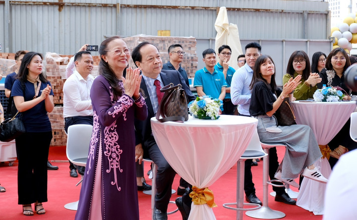 Tập thể đại biểu và khách mời đến tham dự lễ khai trương.