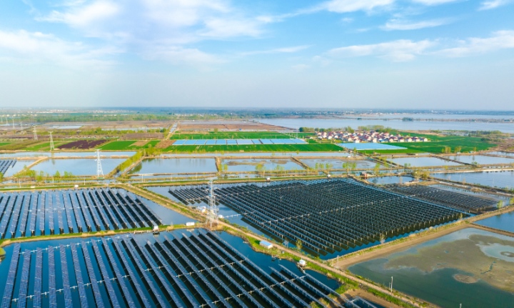 Các tấm pin mặt trời được lắp đặt trên một khu công nghiệp thủy sản hiện đại ở tỉnh Giang Tô (Trung Quốc), tận dụng triệt để đất hoang, bờ sông, hồ và mái nhà để xây dựng các dự án phát điện quang điện. (Ảnh: Global Times)