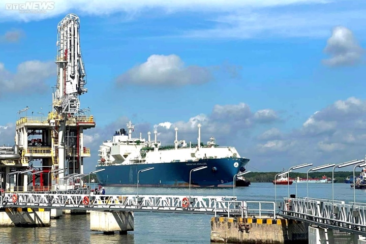 Với khối lượng gần 70.000 tấn LNG được nhập từ cảng Bontang, tàu Maran Gas Achilles cập cầu cảng PV GAS để cung cấp toàn bộ lượng LNG cho quá trình chạy thử và vận hành chính thức kho LNG Thị Vải.