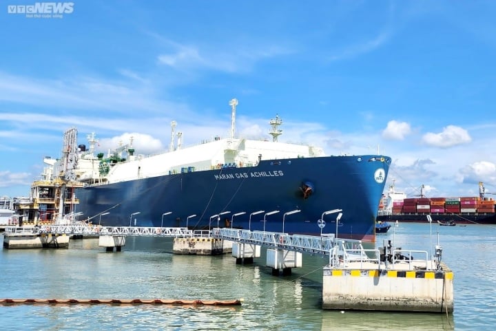 Hình ảnh tàu Maran Gas Achilles chở gần 70.000 tấn LGN tại kho cảng LNG Thị Vải sáng 10/7. Lượng LNG trị giá khoảng 830 tỷ đồng.