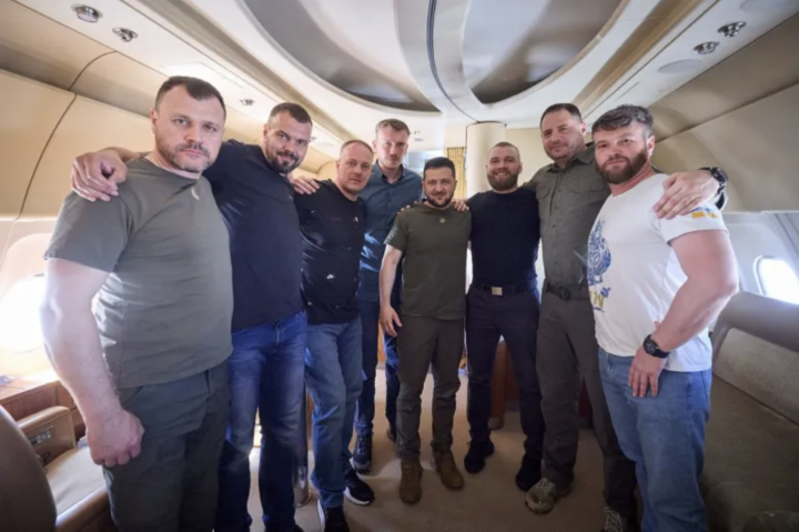 Tổng thống Ukraine Volodymyr Zelensky (giữa) cùng các chỉ huy tiểu đoàn Azov trên chuyến bay từ Thổ Nhĩ Kỳ về Ukraine ngày 8/7. (Ảnh: Twitter/Volodymyr Zelensky)