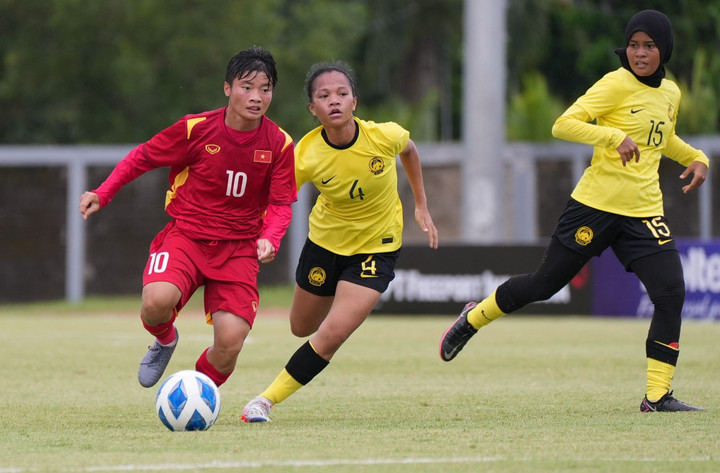 Ngọc Minh Chuyên lập hat-trick cho U19 Việt Nam.