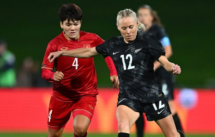 Đội tuyển nữ Việt Nam gặp khó khăn trước lối chơi áp sát của New Zealand.