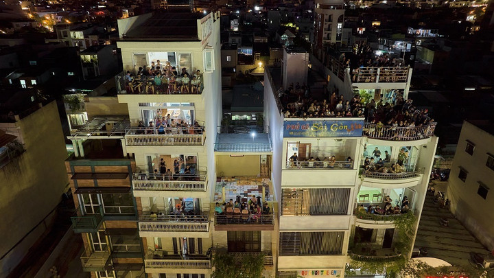 Các khách sạn, quán ăn có view xem pháo hoa luôn trong tình trạng chật kín bàn đặt trước.