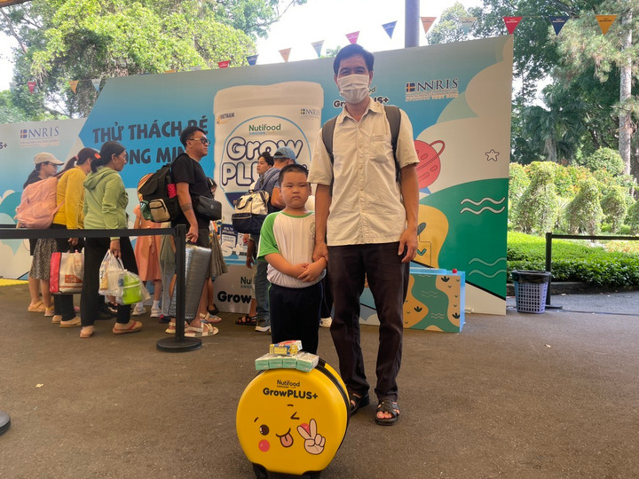 Là “siêu nhân” đầu tiên trúng thưởng được vali Nutifood GrowPLUS+ “super cute”, bé Phan (6 tuổi) vui mừng khoe ngay “chiến lợi phẩm” với ba. Cả hai cha con rất bất ngờ vì không những được chơi vui mà còn trúng được quà cực xịn.