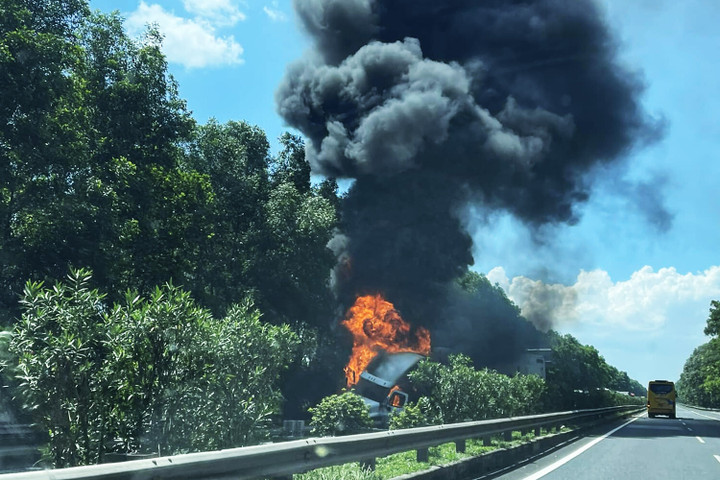 Ô tô đầu kéo bốc cháy ngùn ngụt trên cao tốc Pháp Vân.