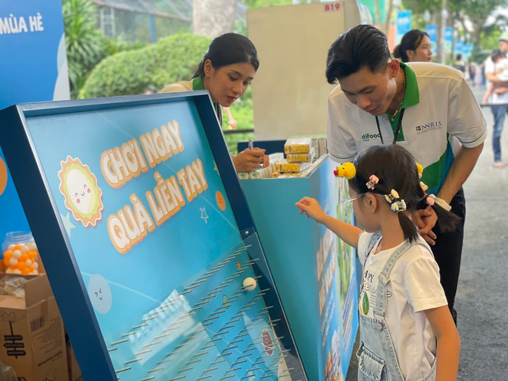 Không chỉ được thỏa sức vui chơi và trải nghiệm, các bé còn có cơ hội rinh về những phần quà thật hấp dẫn với như: vali du lịch, combo súng nước - khăn tắm, combo gối nón đi chơi cho bé, túi đeo chéo “cool ngầu”... khi tham gia các thử thách tại chương trình “Bé khỏe, hè vui”.