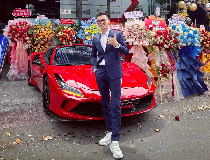 Phan Công Khanh thường xuyên khoe giàu sang bên siêu xe.