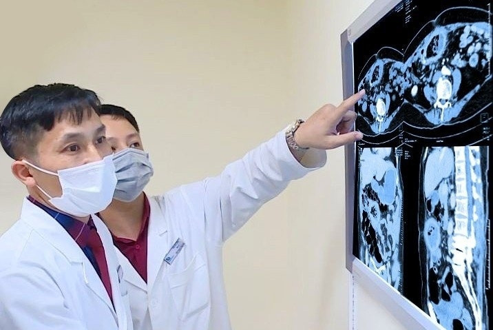 ThS.BS Lê Văn Lượng xác định dị vật trong bụng người bệnh.