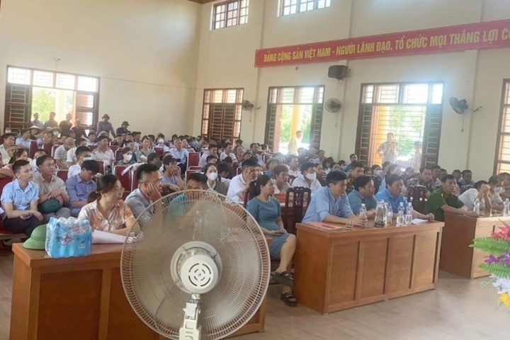 Buổi đấu giá tại xã Quỳnh Hưng. (Ảnh: CTV)