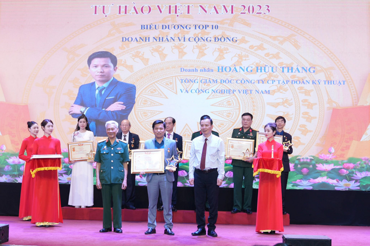 Doanh nhân Hoàng Hữu Thắng được trao giải thưởng “Doanh nhân vì cộng đồng” tại Chương trình “Tự hào Việt Nam 2023”.