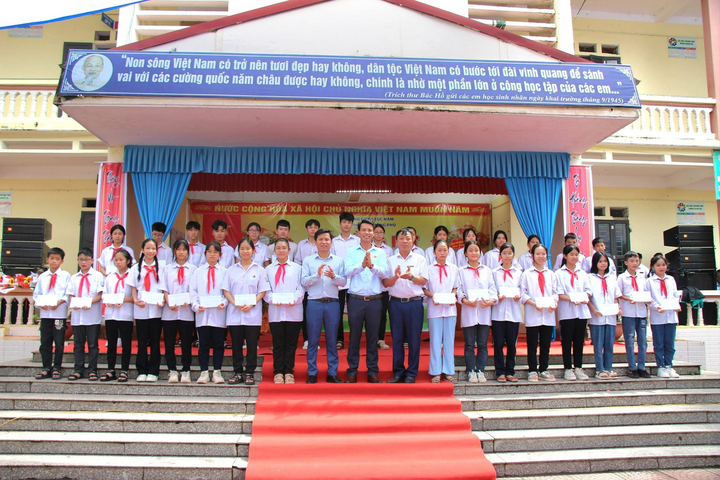 CEO Hoàng Hữu Thắng trao học bổng cho học sinh giỏi có hoàn cảnh khó khăn tại xã Đông Phú - Lục Nam - Bắc Giang.