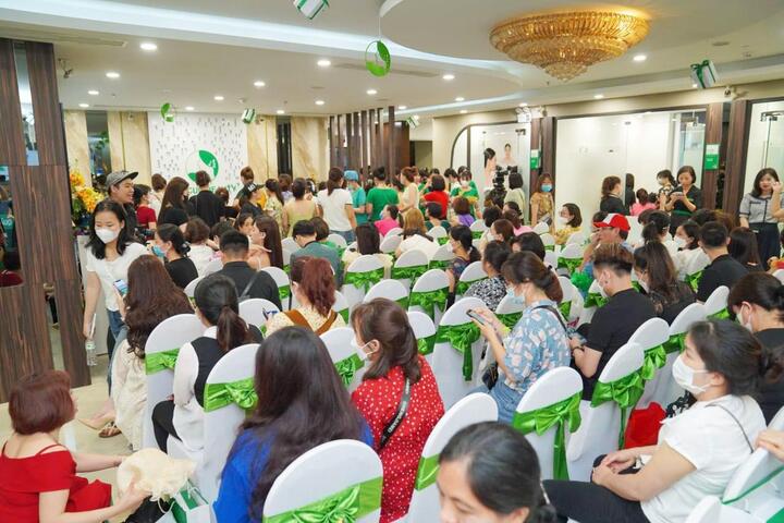 Khách hàng đông đúc tại khu vực tư vấn.
