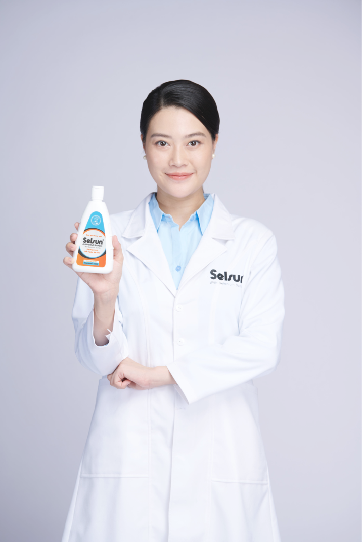 Với công thức mang tính cách mạng gồm 1% selen sulfua, Selsun giúp bạn kiểm soát gàu hiệu quả.