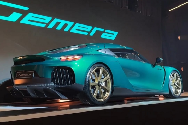 Koenigsegg Gemera chỉ được sản xuất giới hạn 300 chiếc với giá khởi điểm khoảng 1,9 triệu USD. Những chiếc đầu tiên sẽ được bàn giao cho khách hàng vào năm 2025.