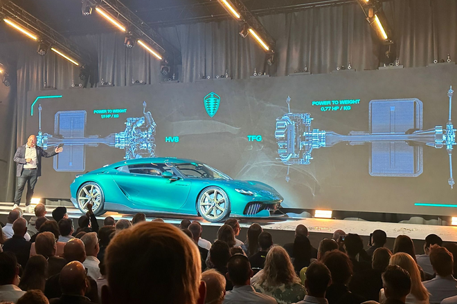Tại buổi lễ khánh thành nhà máy mới ở Angelholm, Thụy Điển, ông Christian von Koenigsegg đã chính thức giới thiệu phiên bản thương mại của dòng megacar Gemera.