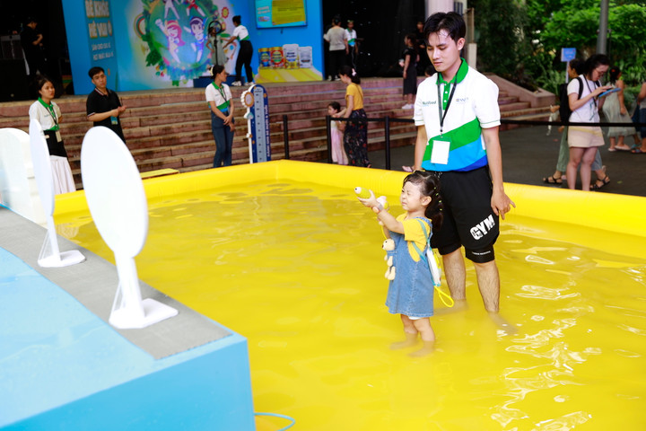 Các “siêu nhân nhí” đặc biệt thích thú với thử thách Bé đề kháng mạnh mẽ và Bé ăn ngon miệng khi phải giữ thăng bằng vượt qua chướng ngại vật và trổ tài “thiện xạ” trên nước.