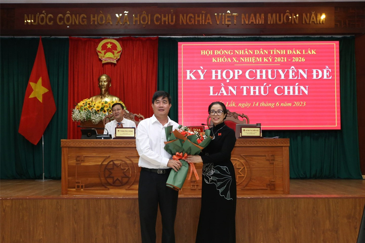Chủ tịch HĐND tỉnh Đắk Lắk Huỳnh Thị Chiến Hòa chúc mừng ông Nguyễn Thiên Văn.