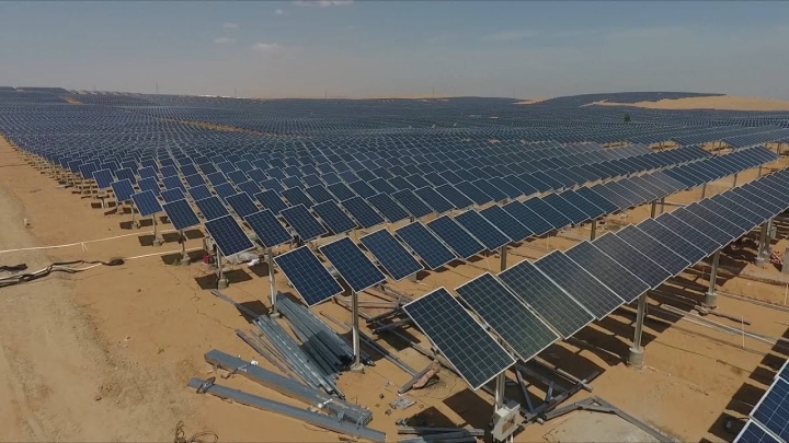 Những tấm pin năng lượng mặt trời trên sa mạc Kubuqi, Trung Quốc. (Ảnh: New China TV)