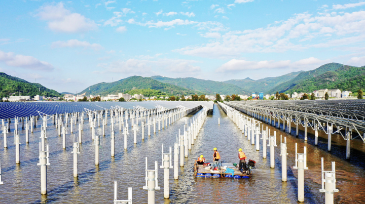 Nhà máy quang điện năng lượng hỗn hợp đầu tiên của Trung Quốc sử dụng cả năng lượng mặt trời và thủy triều ở thành phố Ôn Lĩnh, phía đông tỉnh Chiết Giang của Trung Quốc. (Ảnh: CFP)