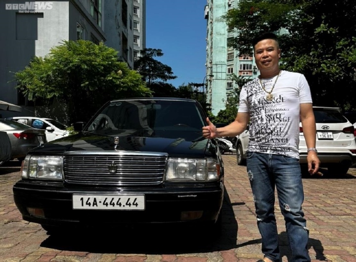 Ông Phạm Đình Vinh chấp nhận bỏ số tiền hơn 1 tỷ đồng mua chiếc ô tô có tuổi đời 25 năm vì đam mê chiếc biển số đẹp của xe.