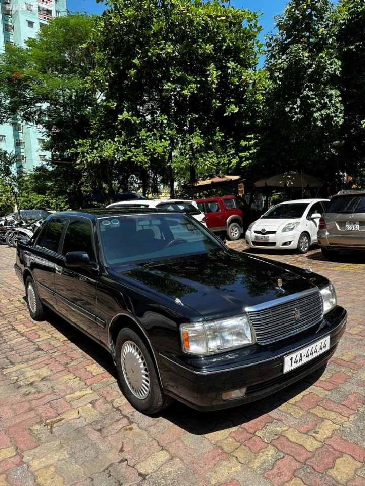 Xe Toyota Crown sản xuất năm 1998 được nhập từ Nhật Bản.