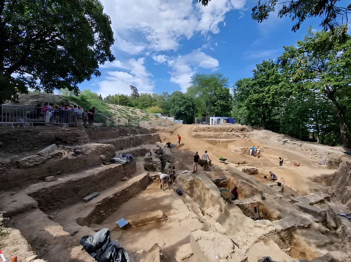 Hơn 350 vật phẩm từ một trận chiến La Mã cổ đại đã được khai quật.