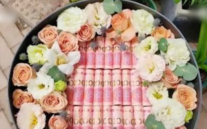 Làm hộp hoa tiền theo yêu cầu của khách, chủ cửa hàng bị phong toả tài khoản.