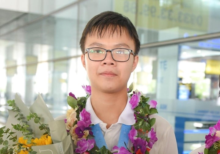 Nam sinh Phạm Việt Hưng trở về Việt Nam sau khi giành huy chương vàng Olympic Toán quốc tế năm 2022.