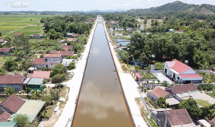 Nước từ kênh Ngàn Trươi tràn ra ngoài cũng đã gây ngập hơn 1ha lúa hè thu, 2 nhà dân ở thôn Vĩnh Phú - xã Phú Lộc và hơn 2ha lúa hè thua ở thôn Nhân Phong - xã Gia Hanh.