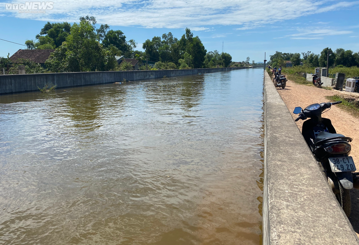 Liên quan đến sự việc, lãnh đạo Công ty TNHH MTV Thuỷ lợi Bắc Hà Tĩnh (đơn vị vận hành, điều tiết kênh tưới tiêu) lý giải, nguyên nhân do cống tiêu số 8, 9 qua xã Thường Nga đóng không kín nước, không có gioăng cao su giữ nước dẫn đến lượng nước tràn vào làm ngập nhà dân. Hiện đơn vị đang tìm phương án xử lý triệt để, đồng thời thống kê thiệt hại tài sản của người dân để có phương án hỗ trợ.